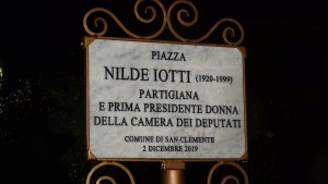 La targa che intitola la piazza antistante il Teatro Villa a Nilde Iotti