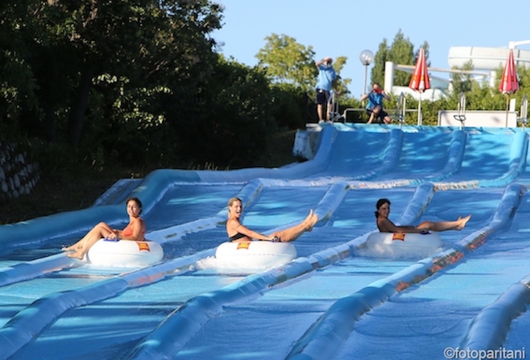 Riccione, Aquafan 'cattura' Michelle Hunziker e Fabio Rovazzi