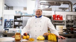 Il Maestro pasticcere Tagliaferri con il Panettone Romagna