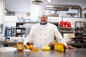 Il Maestro pasticcere Tagliaferri con il Panettone Romagna