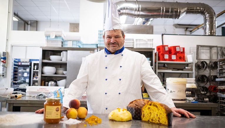 Il Maestro pasticcere Tagliaferri con il Panettone Romagna