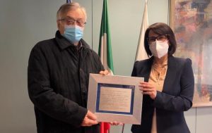Emma Petitti premia Mario Lugli