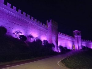 Il Castello di Gradara illuminato in rosa