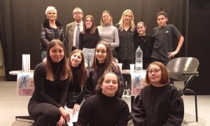 Foto a conclusione della serata con Sindaca, Autore, Assessora, Docente e ragazzi