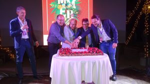 Summer Vibes: il presidente di F.A. Silvestrini taglia la torta assieme ai partner commerciali Sigismondo Travel Group e MySunSea T.O.