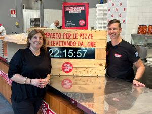 GIOIA ROMANO E GIANLUCA FABBRI DAVANTI AL CONTATORE DELLA LIEVITAZIONE DELL'IMPASTO