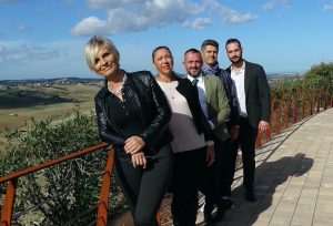 In primo piano, la Sindaca di San Clemente Mirna Cecchini